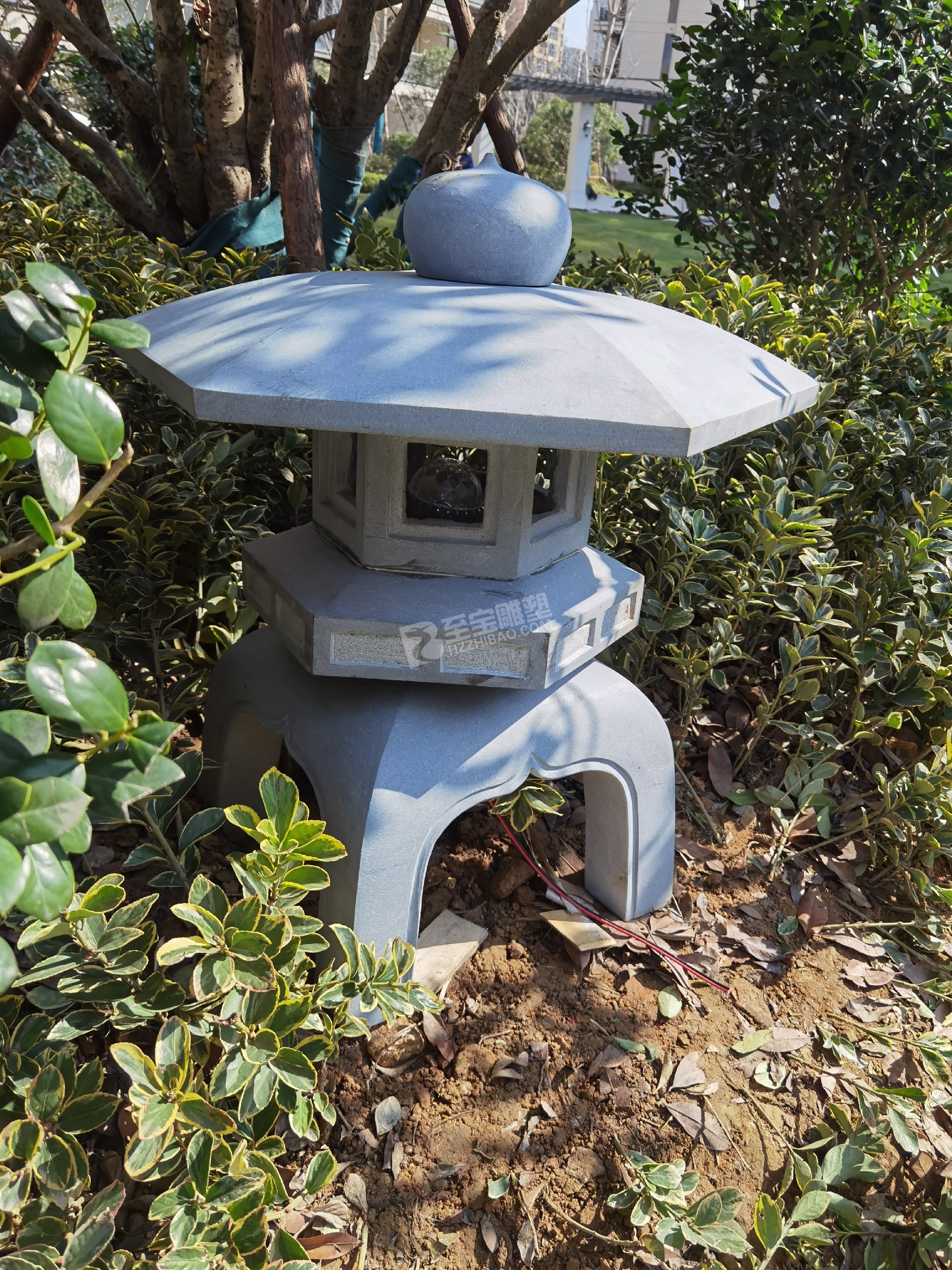 榮安臺州金成華府烤漆玻璃鋼鹿群、花缽雕塑項目