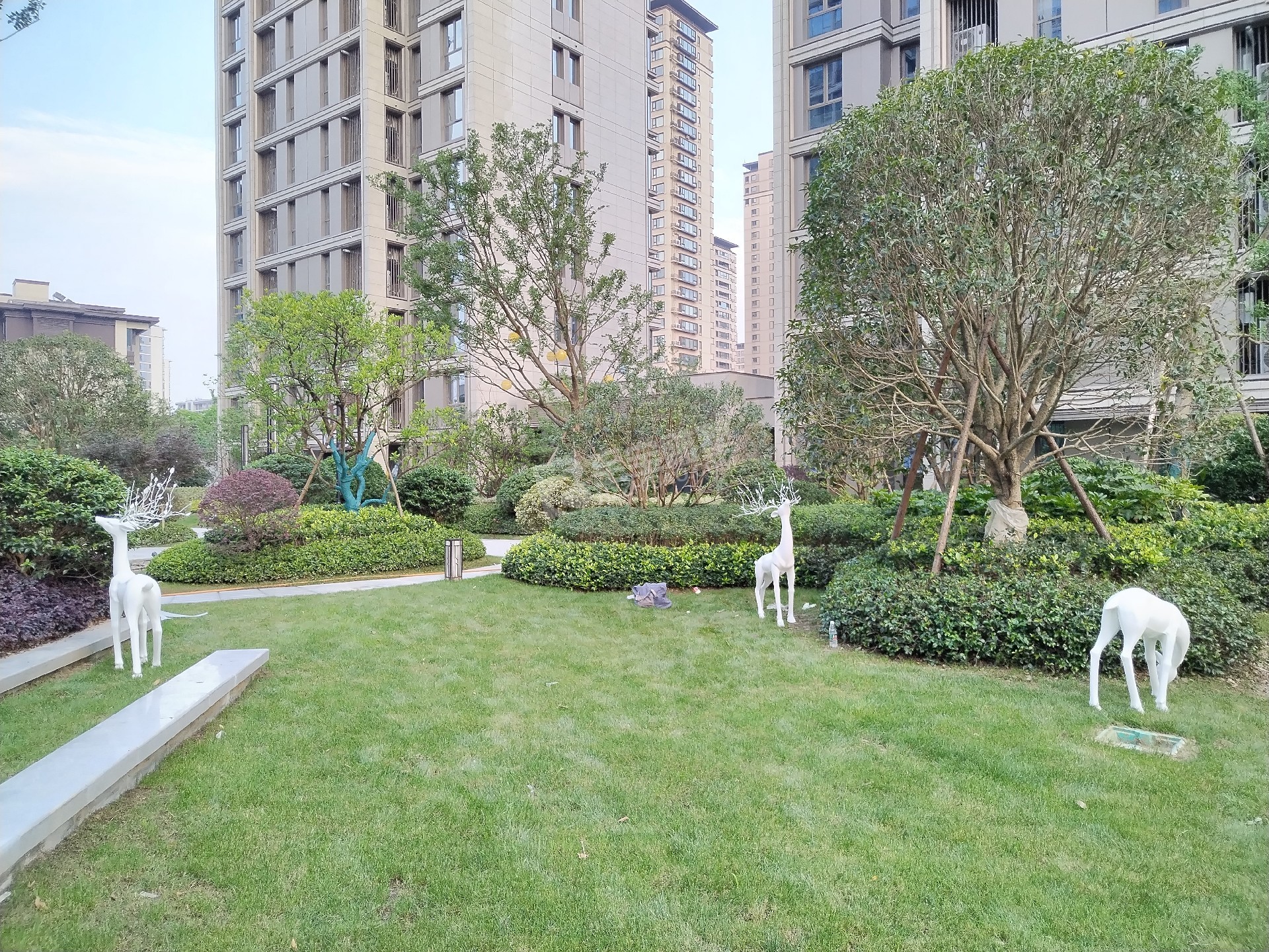 榮安臺州金成華府烤漆玻璃鋼鹿群、花缽雕塑項目